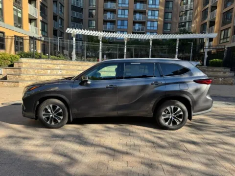 More photos of 2022 TOYOTA HIGHLANDER XLE at C&G Imports, VA