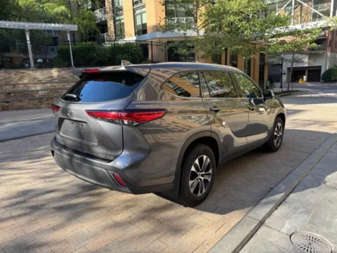 More photos of 2022 TOYOTA HIGHLANDER XLE at C&G Imports, VA