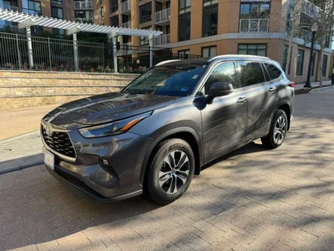 Gray 2022 TOYOTA HIGHLANDER XLE for sale in Arlington, VA