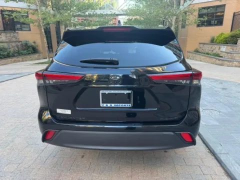 More photos of 2022 TOYOTA HIGHLANDER XLE at C&G Imports, VA