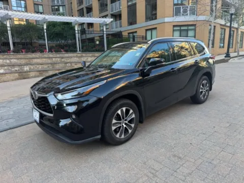 Black 2022 TOYOTA HIGHLANDER XLE for sale in Arlington, VA