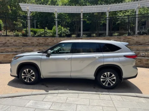 More photos of 2022 TOYOTA HIGHLANDER XLE at C&G Imports, VA