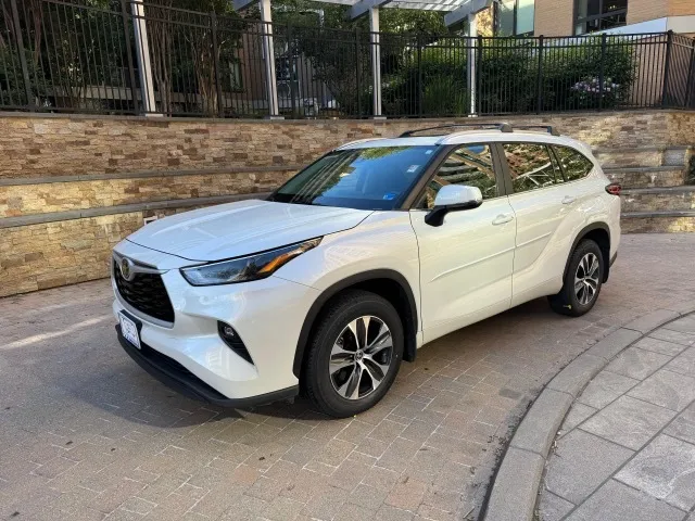 White 2023 TOYOTA HIGHLANDER XLE for sale in Arlington, VA