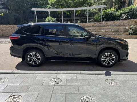 More photos of 2023 TOYOTA HIGHLANDER XLE at C&G Imports, VA
