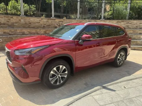 Red 2022 TOYOTA HIGHLANDER XLE for sale in Arlington, VA