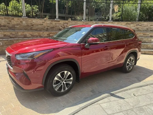 Red 2022 TOYOTA HIGHLANDER XLE for sale in Arlington, VA