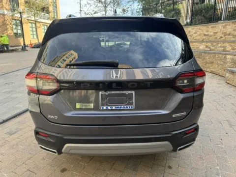 More photos of 2023 HONDA PILOT TOURING at C&G Imports, VA