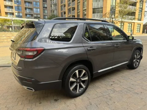 More photos of 2023 HONDA PILOT TOURING at C&G Imports, VA