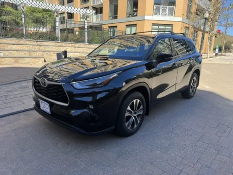 Black 2022 TOYOTA HIGHLANDER XLE for sale in Arlington, VA