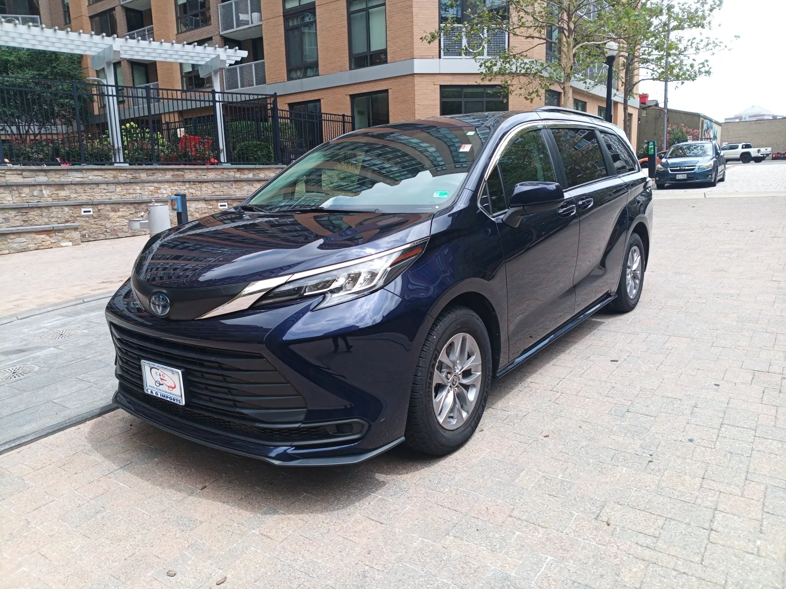 2022 TOYOTA SIENNA HYBRID LE 8-Passenger