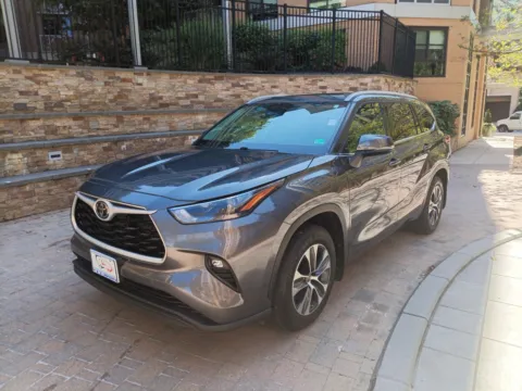Gray 2022 TOYOTA HIGHLANDER XLE for sale in Arlington, VA