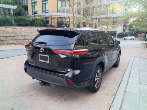 More photos of 2021 TOYOTA HIGHLANDER XLE at C&G Imports, VA