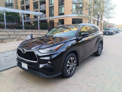 Black 2021 TOYOTA HIGHLANDER XLE for sale in Arlington, VA