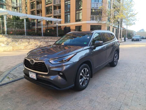 Gray 2021 TOYOTA HIGHLANDER XLE for sale in Arlington, VA