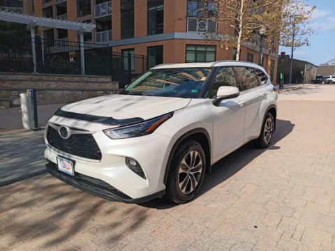 White 2022 TOYOTA HIGHLANDER XLE for sale in Arlington, VA