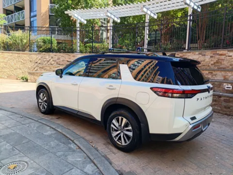 More photos of 2022 NISSAN PATHFINDER SL at C&G Imports, VA