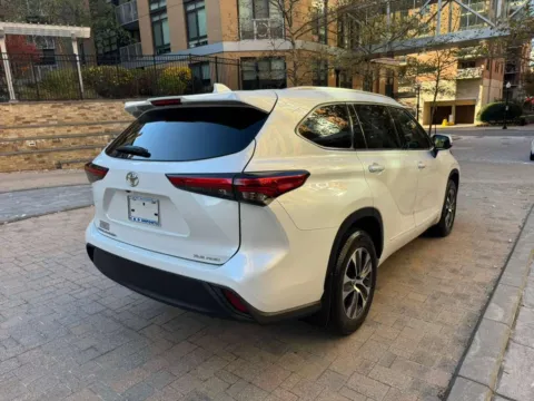 More photos of 2022 TOYOTA HIGHLANDER XLE at C&G Imports, VA