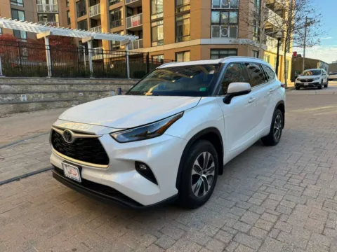 White 2022 TOYOTA HIGHLANDER XLE for sale in Arlington, VA