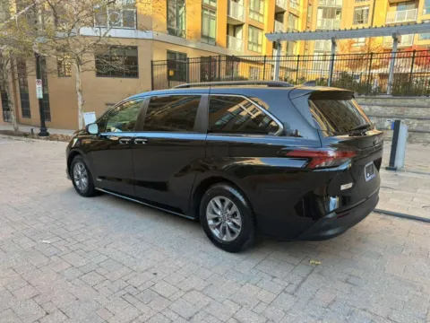 More photos of 2021 TOYOTA SIENNA HYBRID XLE at C&G Imports, VA