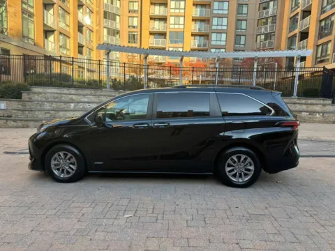 More photos of 2021 TOYOTA SIENNA HYBRID XLE at C&G Imports, VA