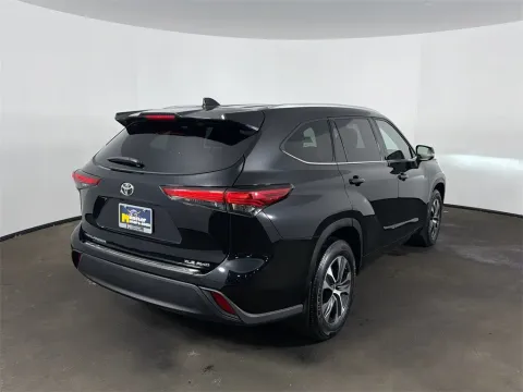 More photos of 2022 Toyota Highlander XLE at Monster Motors - Knoxville, TN, TN