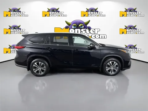 More photos of 2022 Toyota Highlander XLE at Monster Motors - Knoxville, TN, TN