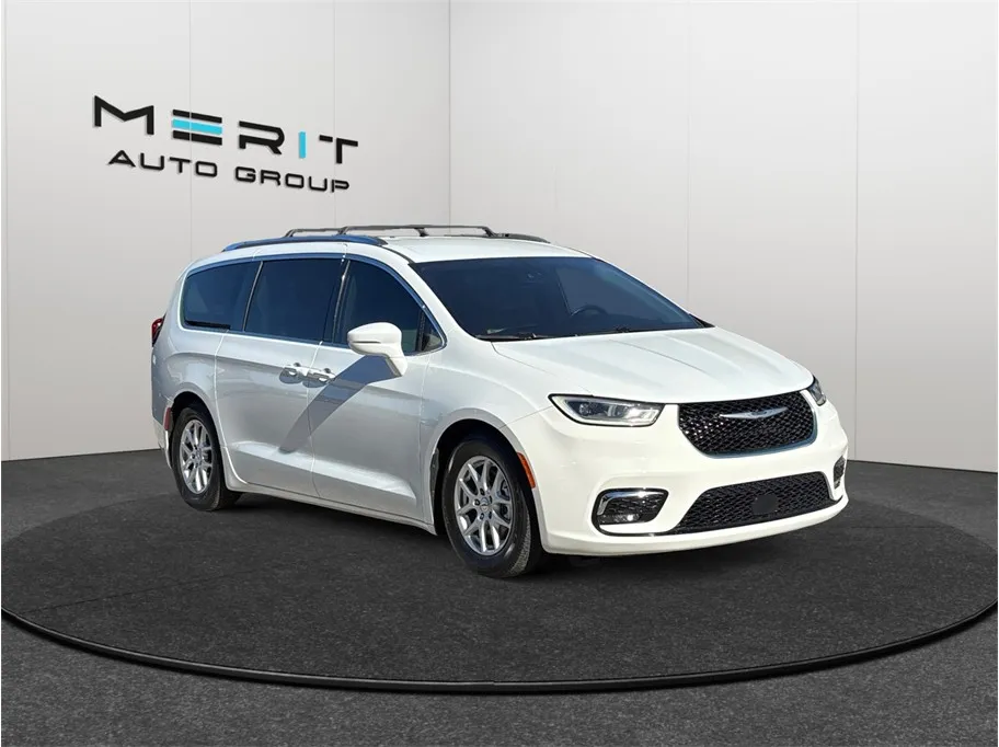 White 2021 Chrysler Pacifica Touring L Minivan 4D for sale in Jacksonville, FL