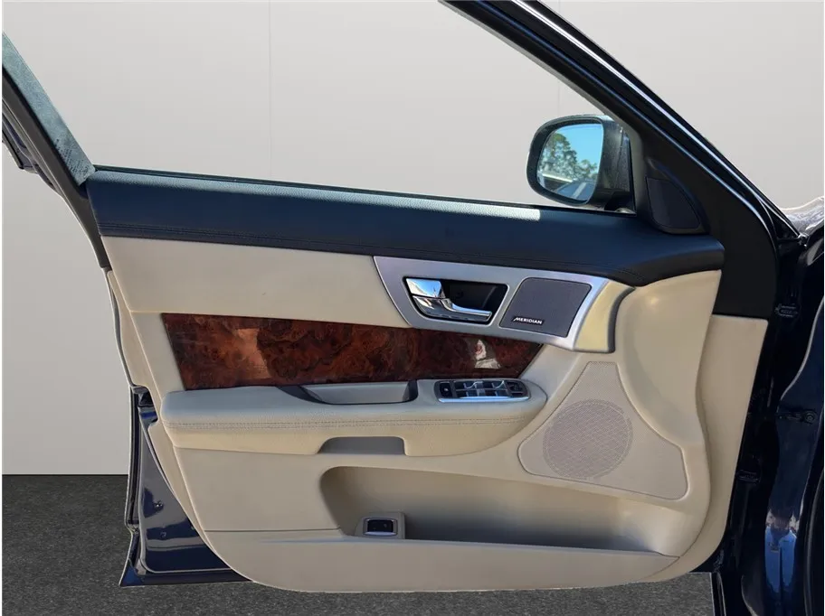 2015 Jaguar XF Premium - Photo 23