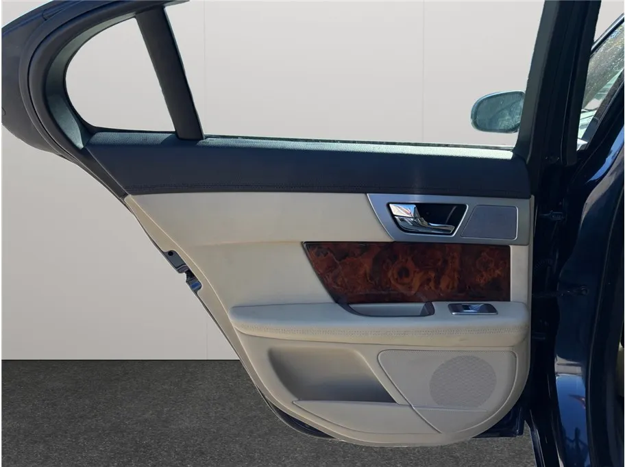 2015 Jaguar XF Premium - Photo 40