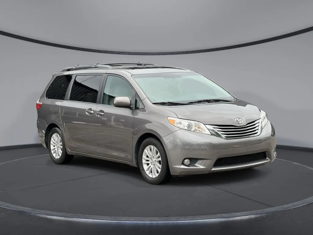 2015 Toyota Sienna XLE 8-Passenger for sale in Jacksonville, FL