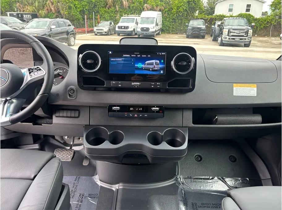 Mercedes-Benz Sprinter photo 11