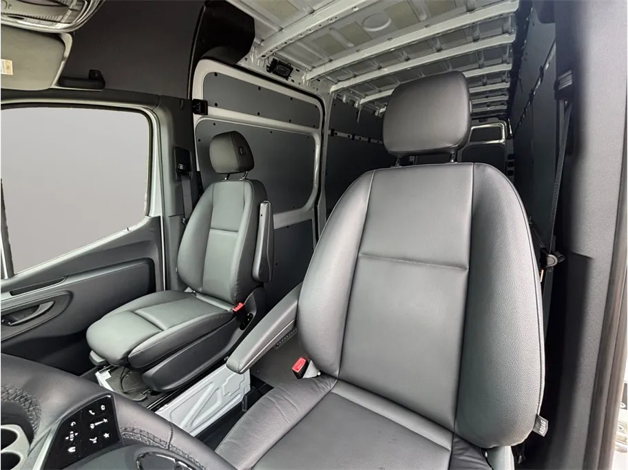 Mercedes-Benz Sprinter photo 15