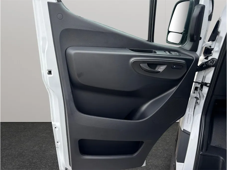 Mercedes-Benz Sprinter photo 17
