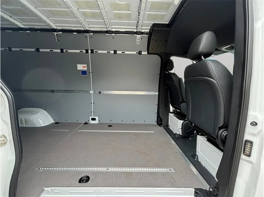 Mercedes-Benz Sprinter photo 33