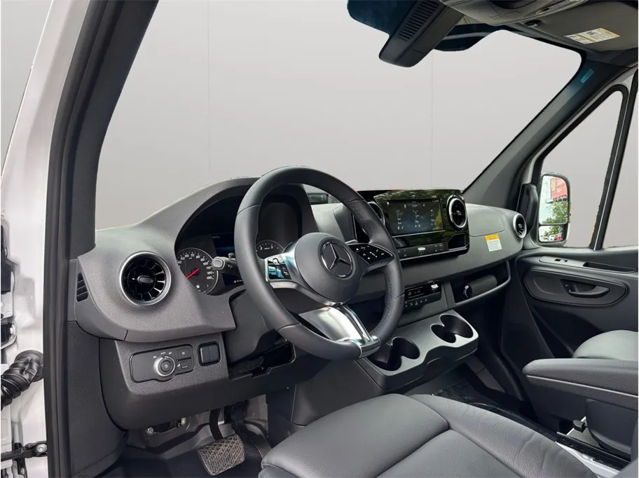 Mercedes-Benz Sprinter photo 6