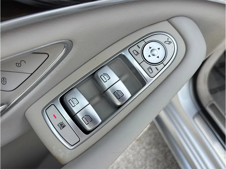Mercedes-Benz S-Class photo 26