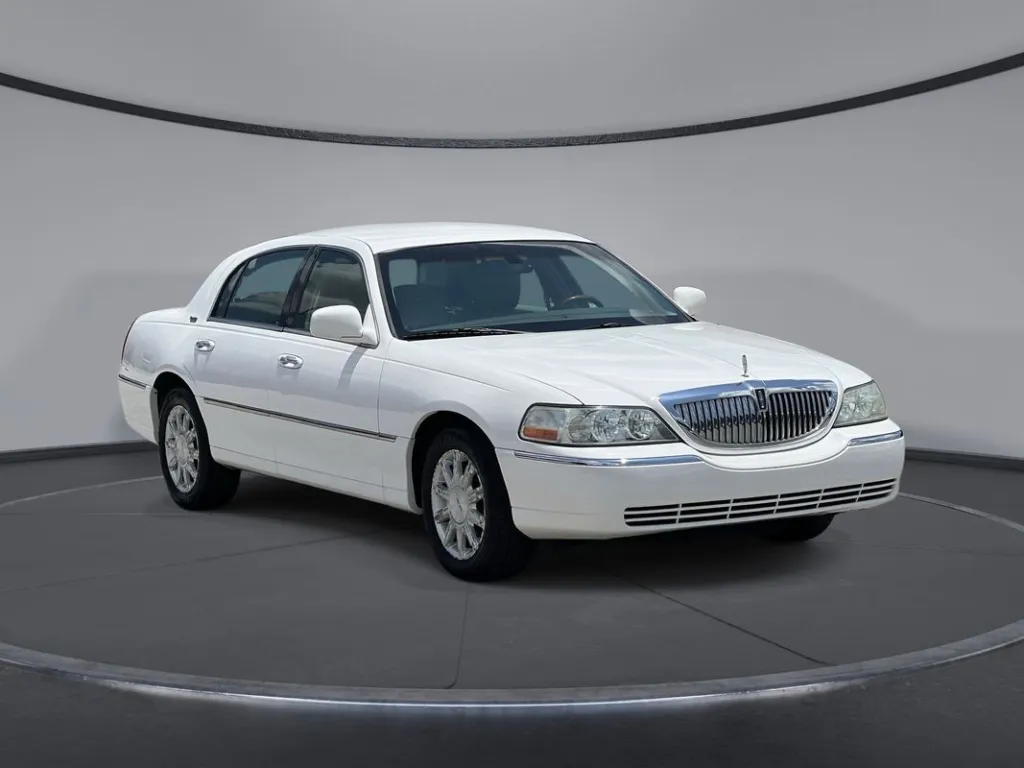 2011 Lincoln Town Car Signature Limited for sale in Jacksonville, FL