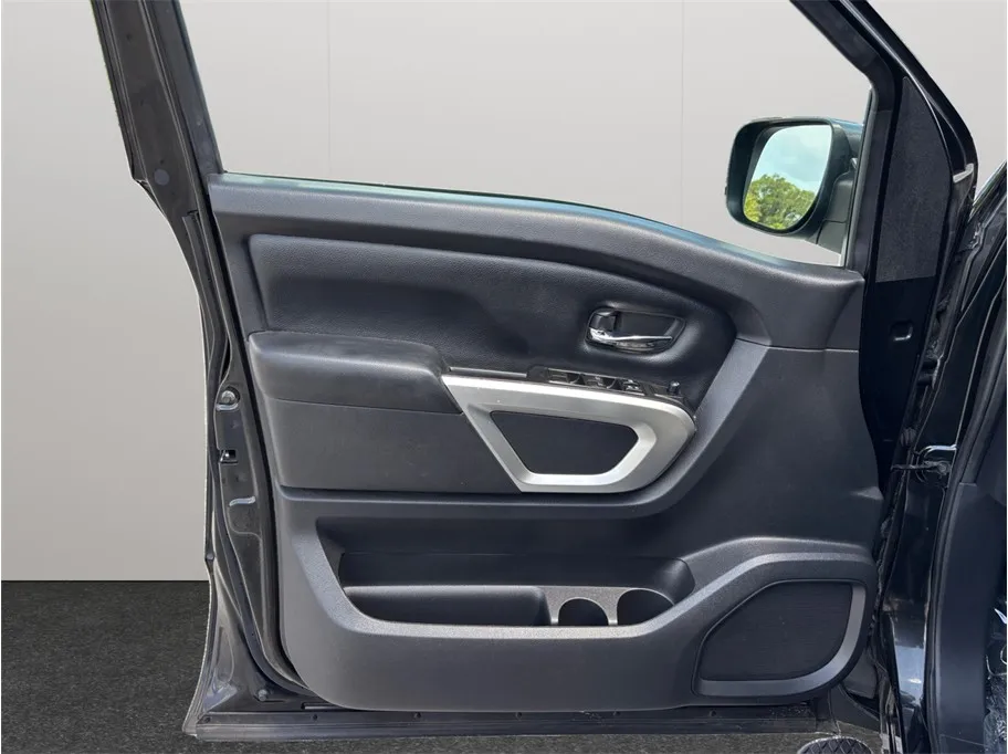 Nissan Titan photo 16