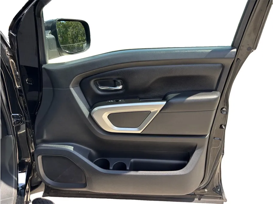 Nissan Titan photo 33