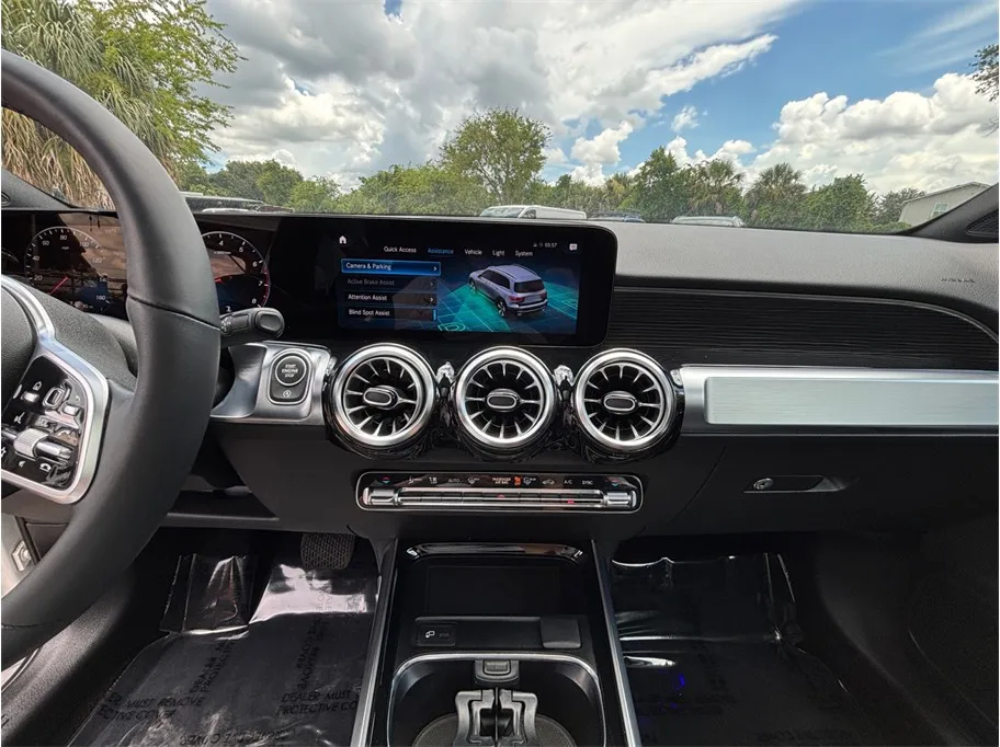 Mercedes-Benz GLB photo 11