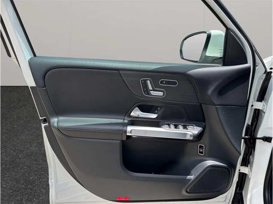Mercedes-Benz GLB photo 23