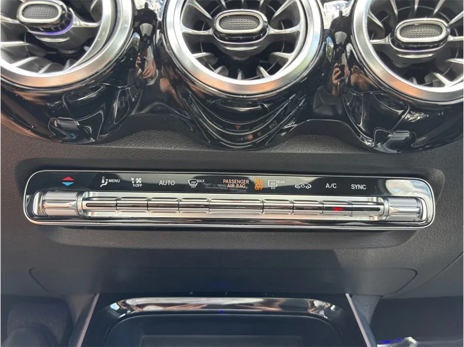 Mercedes-Benz GLB photo 32