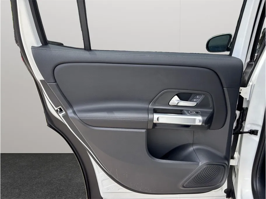Mercedes-Benz GLB photo 38
