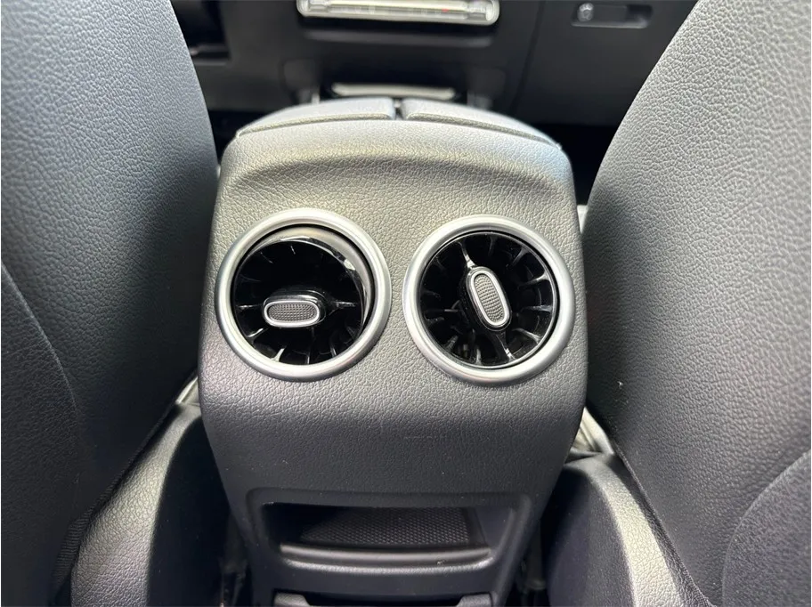 Mercedes-Benz GLB photo 39