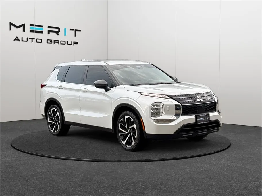 White 2022 Mitsubishi Outlander ES Sport Utility 4D for sale in Jacksonville, FL