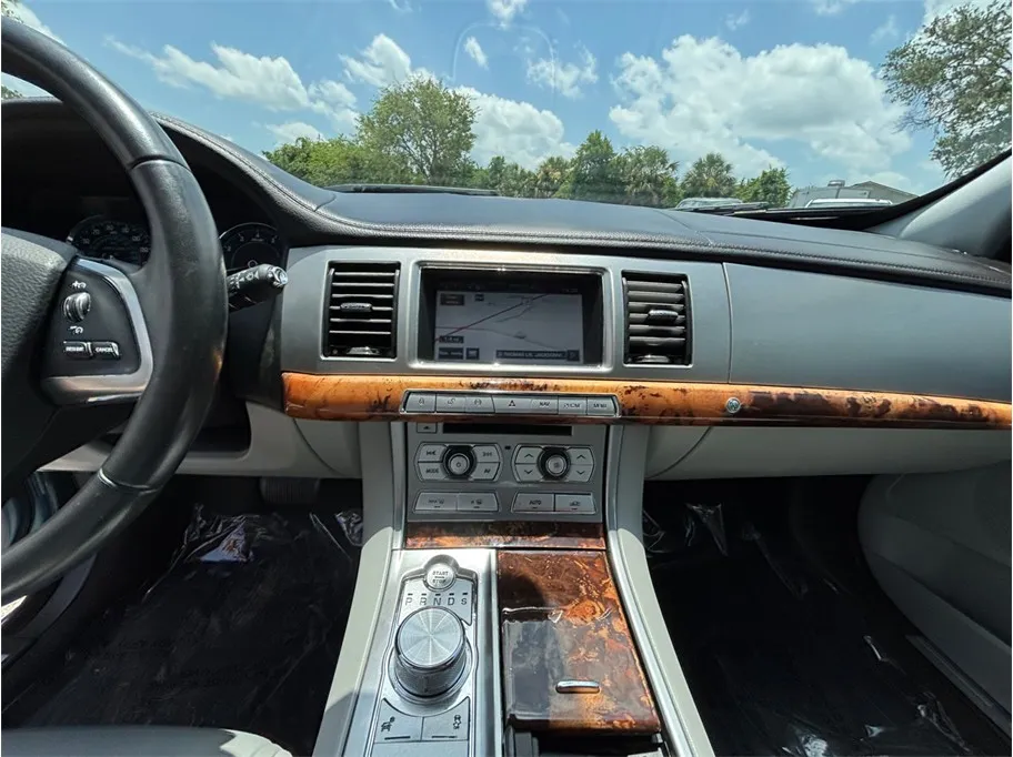 Jaguar XF photo 11