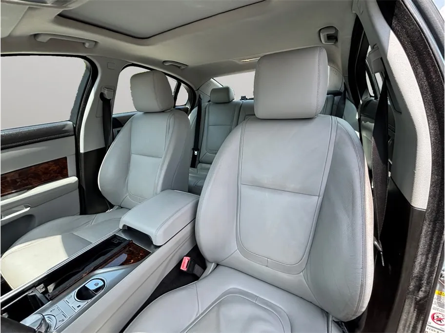 Jaguar XF photo 17
