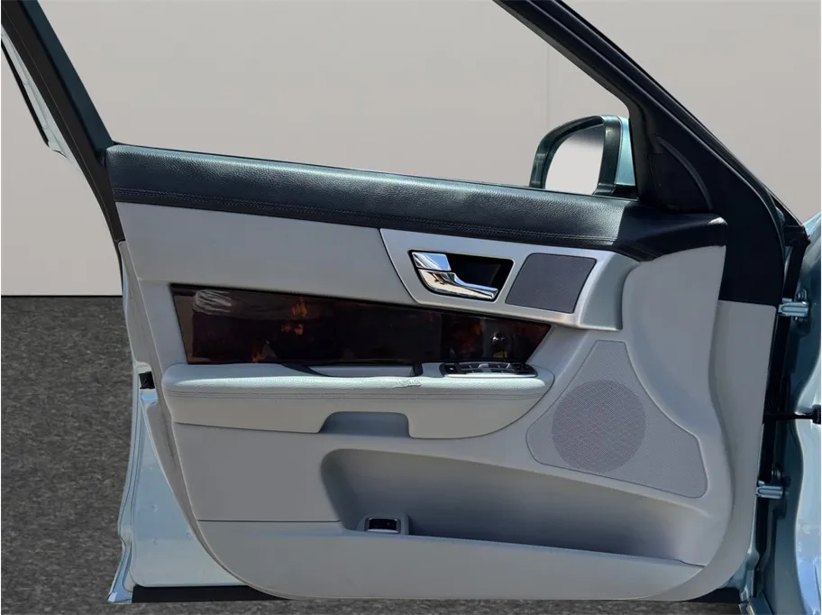 Jaguar XF photo 20