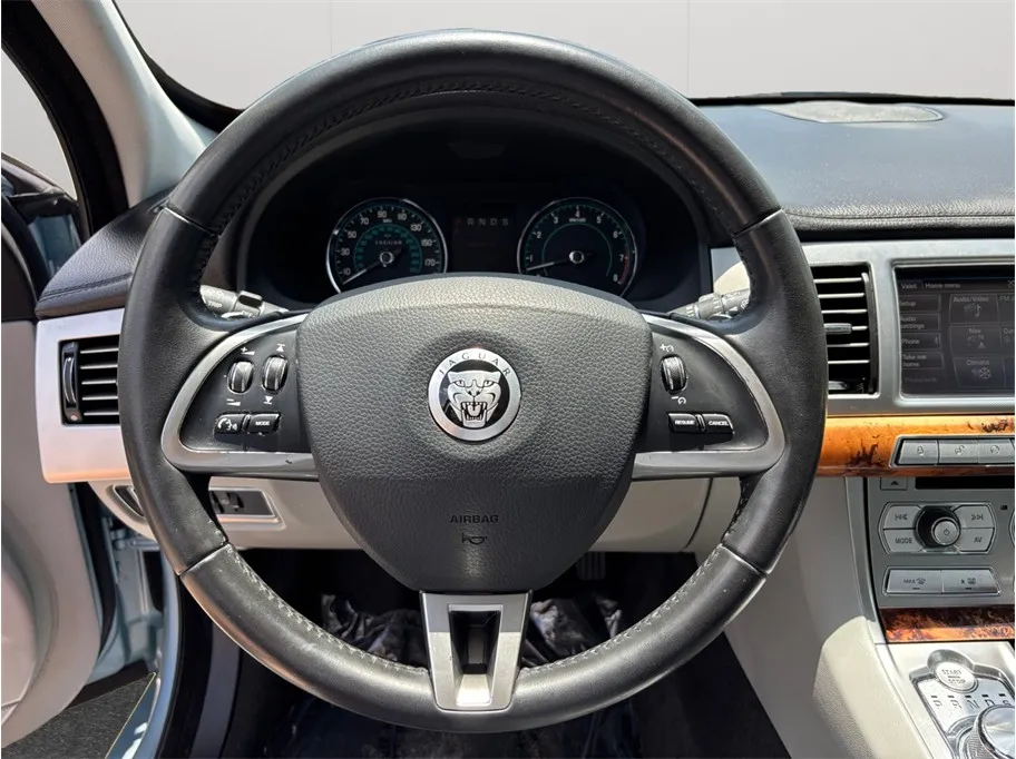 Jaguar XF photo 24