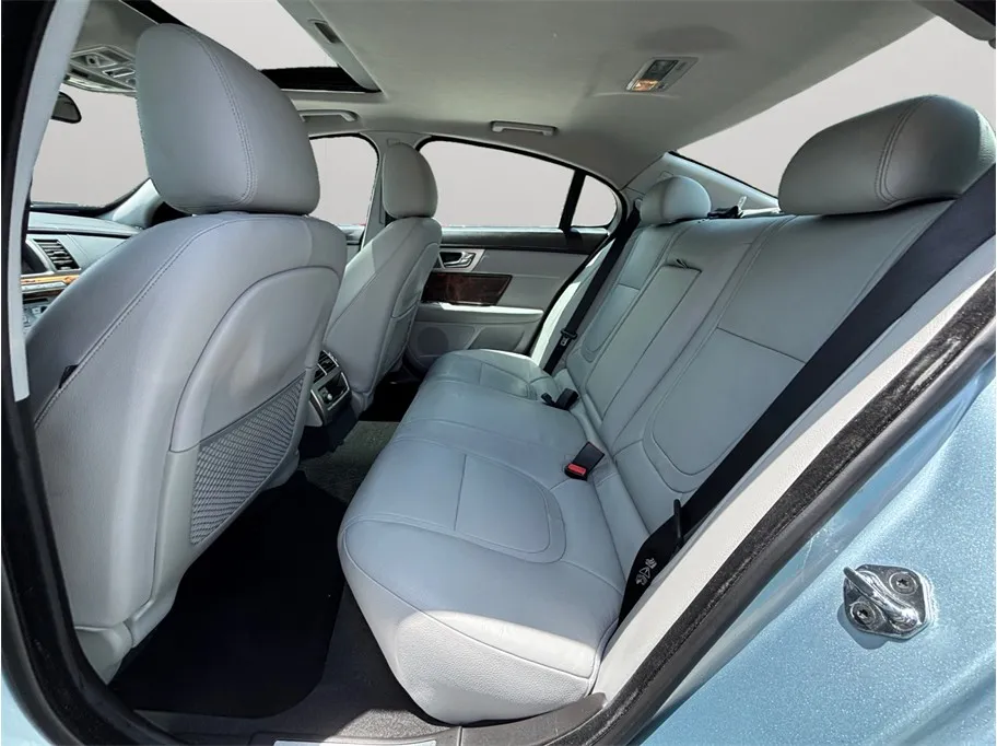 Jaguar XF photo 36